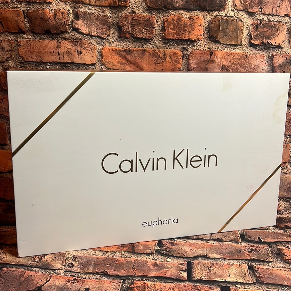 Calvin Klein euphoria gift box. Rollerball missing.